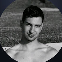 Eros del Río es un artista independiente de España que concibe el arte como un lenguaje transversal. Su proceso creativo integra sonidos, imágenes, texturas y pintura, dando lugar a piezas que buscan transmitir emociones y atmósferas más que etiquetas cerr